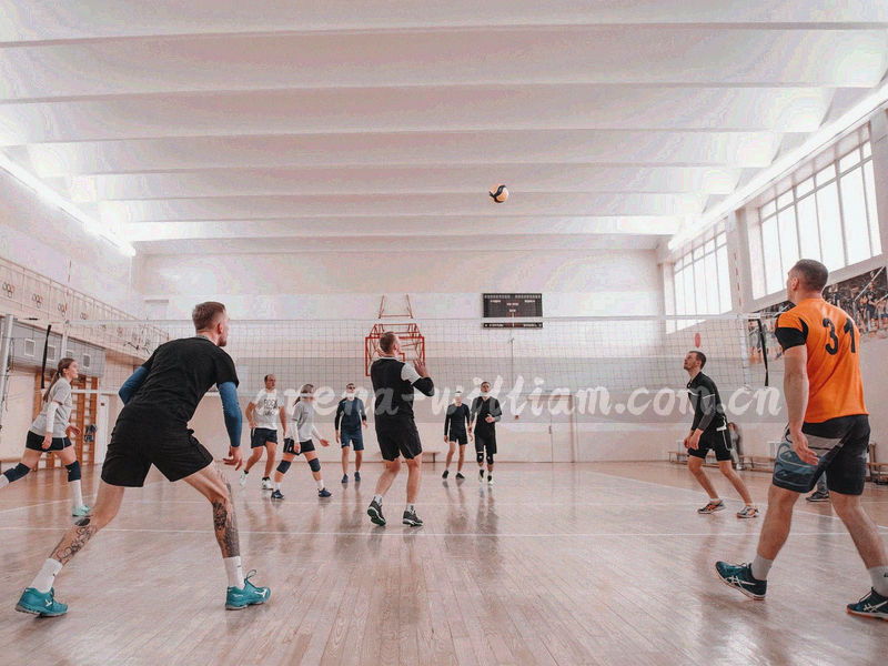 战术板线条与球场局部切割的抽象图形，画面被分成左右两区