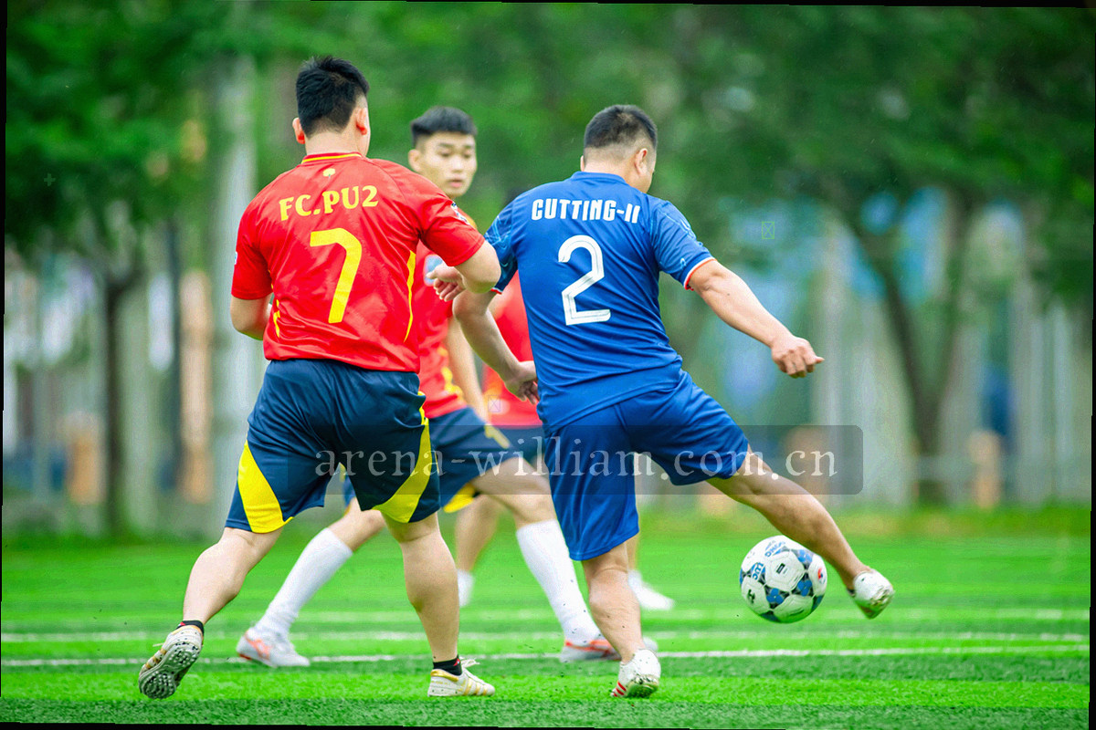 球场看台局部特写，成排座椅与栏杆形成重复的几何线条